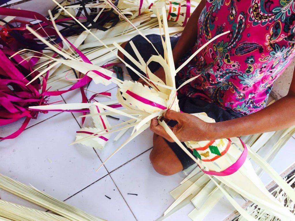 Une autre activité est la décoration de rue pour les cérémonies. Le matériel est la feuille d'arbre de coco de Bornéo. Soit utilisé dans sa couleur naturelle, ou teint dans une nuance vive. La texture est très surprenante, cela ressemble à du plastique.