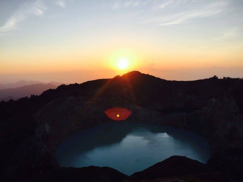 Lever de soleil sur Kelimutu (1639 m). Le volcan est célèbre pour ses trois sommets qui possède des cratères lacustres dont la couleur varie sur une base périodique. 