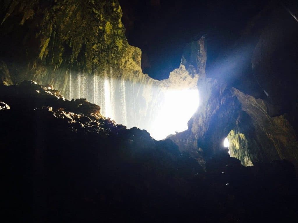 Comme il a plu beaucoup la veille, il ya une cascade temporaire à l'intérieur de la grotte qui donne un sentiment dramatique étonnant à l'intérieur.