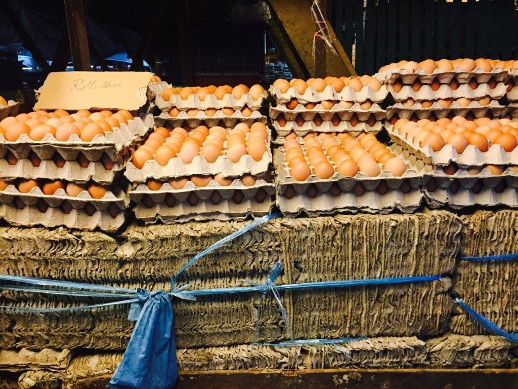 J'ai passé beaucoup de temps sur le marché de nuit, en regardant les étals. Je l'habitude d'aimer celui-ci, la vente de centaines d'œufs!